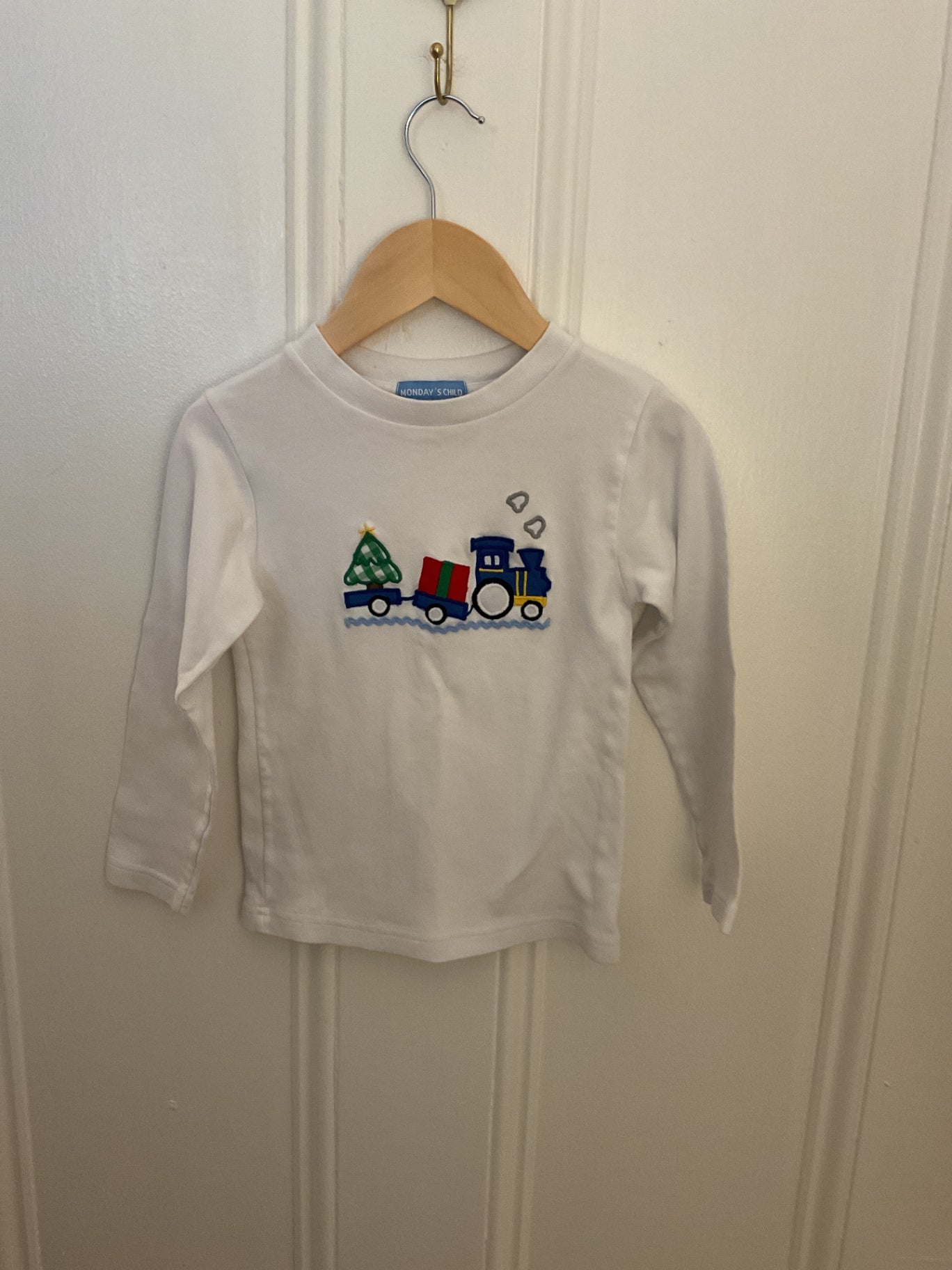 Monday's Child Christmas Tree T-Shirt 4 EUC