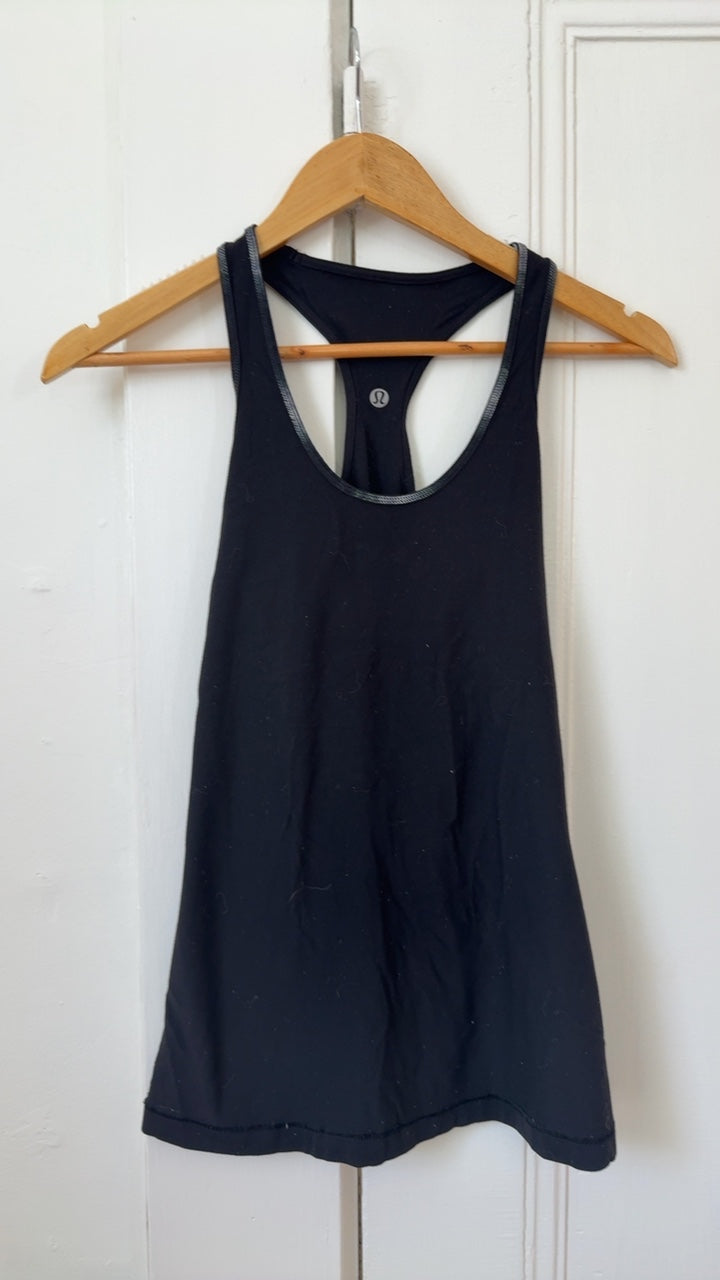 Lululemon Activewear 6(est)