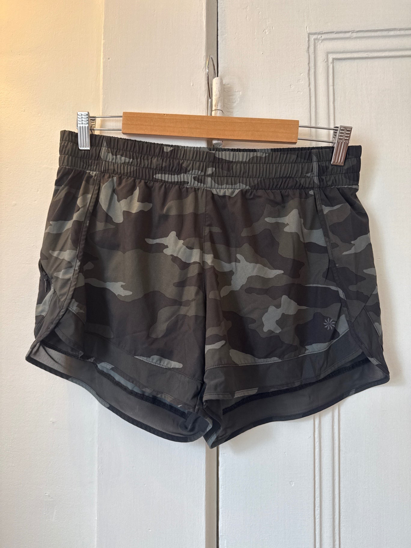 Athleta Shorts M Very Good